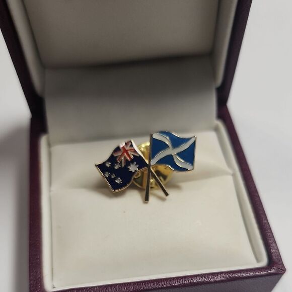 Gold Enamel Flag Pin Historic Scotland Friendship Flags - Picture 2 of 4